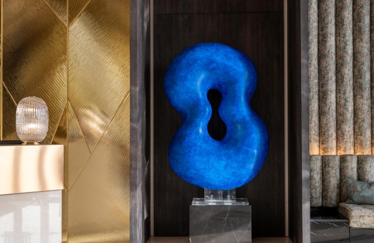 Jareed Hotel Ер-Ріяд Екстер'єр фото The sculpture "8" by the artist at the entrance of the hotel
