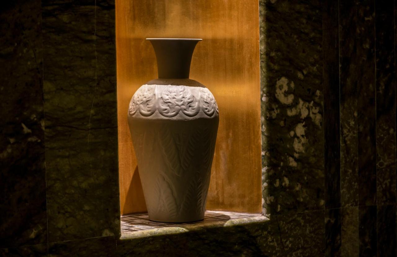 Jareed Hotel Ер-Ріяд Екстер'єр фото A vase in the window of a house in the village of Gali