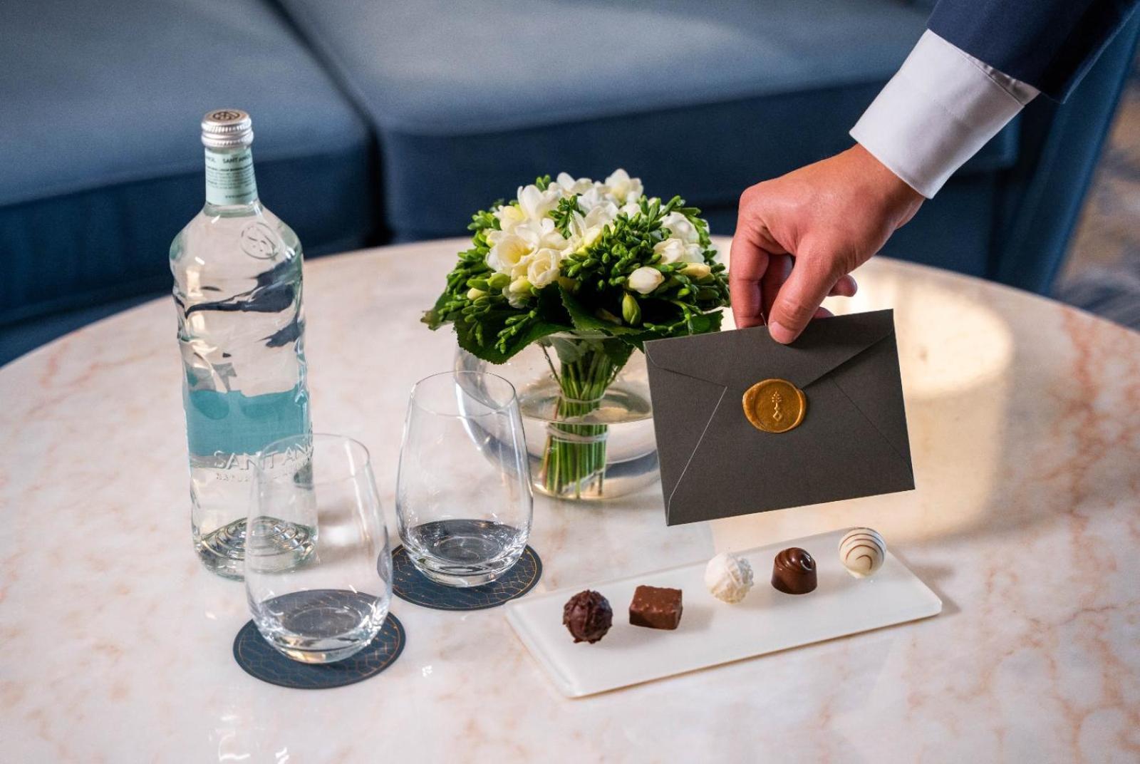 Jareed Hotel Ер-Ріяд Екстер'єр фото A butler delivers a letter