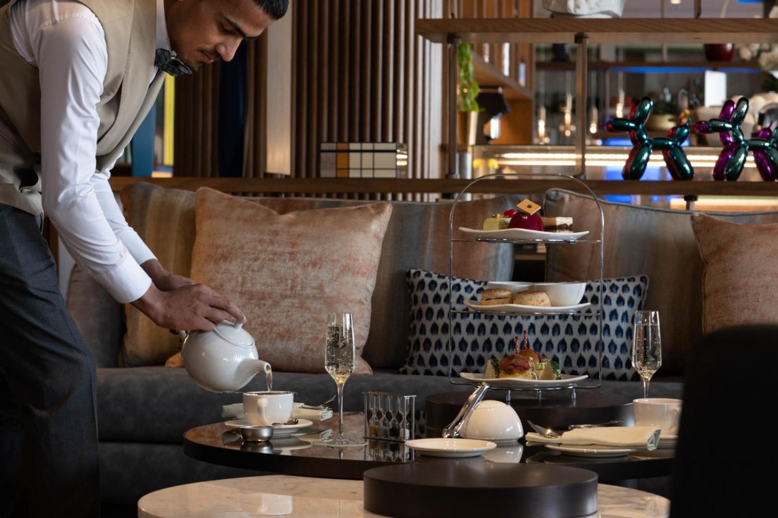 Jareed Hotel Ер-Ріяд Екстер'єр фото A butler at work